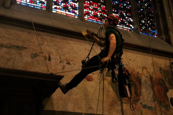 Höhenkletterer bei der Arbeit im Aachener Dom (Bild: Victoria Wolf/BRF)