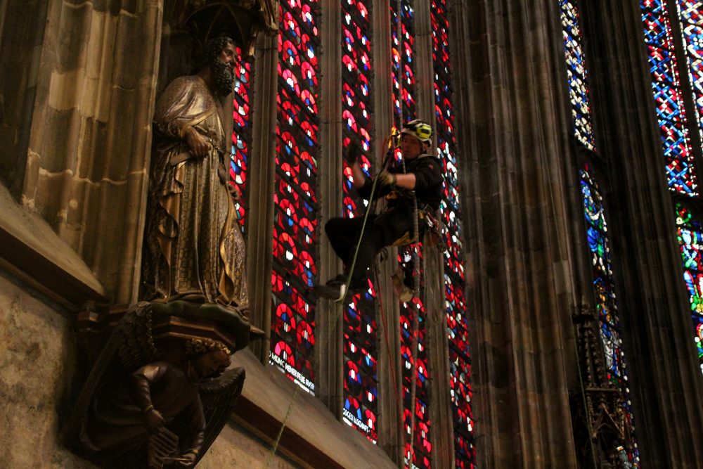 Höhenkletterer bei der Arbeit im Aachener Dom (Bild: Victoria Wolf/BRF)