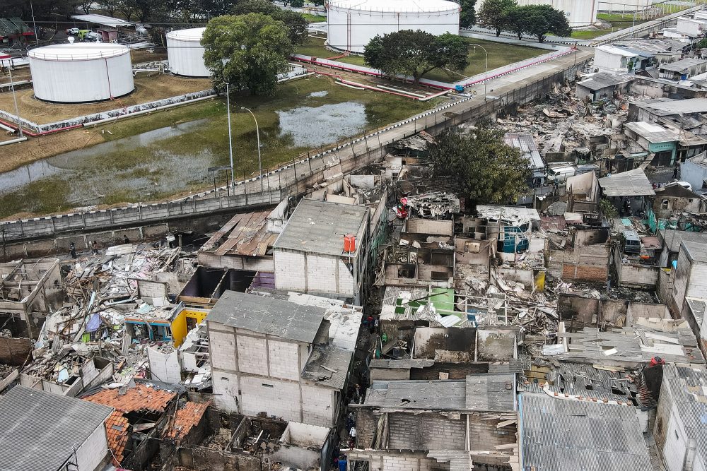 Abgebrannte Häuser in einem Wohngebiet in Plumpang im Norden Jakartas nach einem Feuer in einem nahe gelegenen staatlichen Treibstofflager des Energieunternehmens Pertamina (Bild: Bagus Saragih/AFP)