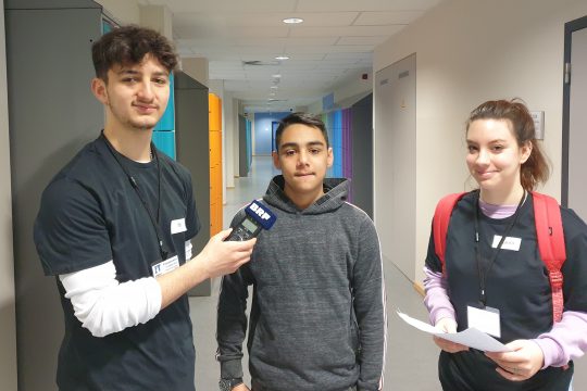 Ruslan Mytroshenko aus der Ukraine ist seit acht Monaten in Belgien. Er hat den Journalisten für einen Tag vom RSI, Till Schreiner und Laura Cremer, seine Geschichte erzählt (Bild: Lena Orban/BRF)