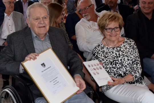 Joseph Barth mit seiner Ehefrau Martha bei der Ehrung im September 2022 (Bild: Gemeinde Kelmis)