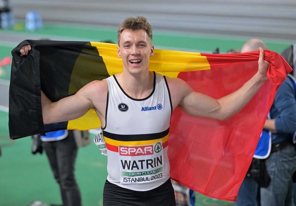 Julien Watrin feiert seinen zweiten Platz über 400 Meter bei der Hallen-EM in Istanbul (Bild: Yasin Akgul/AFP)