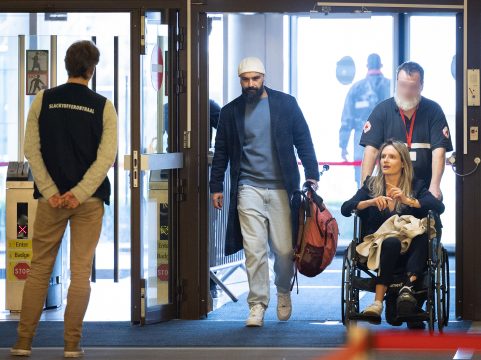 Karen Northshield mit Mohamed El Bachiri, dessen Frau Loubna Lafquiri bei den Anschlägen starb (Bild: Benoit Doppagne/Belga)