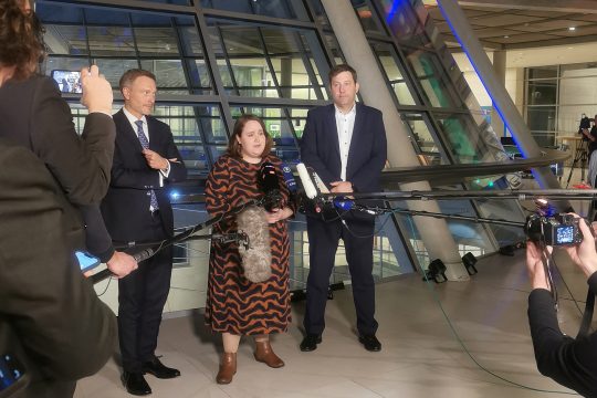 Bundesfinanzminister Christian Lindner, die Co-Vorsitzende der deutschen Grünen, Ricarda Lang, und der Co-Vorsitzende der SPD, Lars Klingbeil (v.l.n.r.) (Bild: Larissa Rausch/AFP)