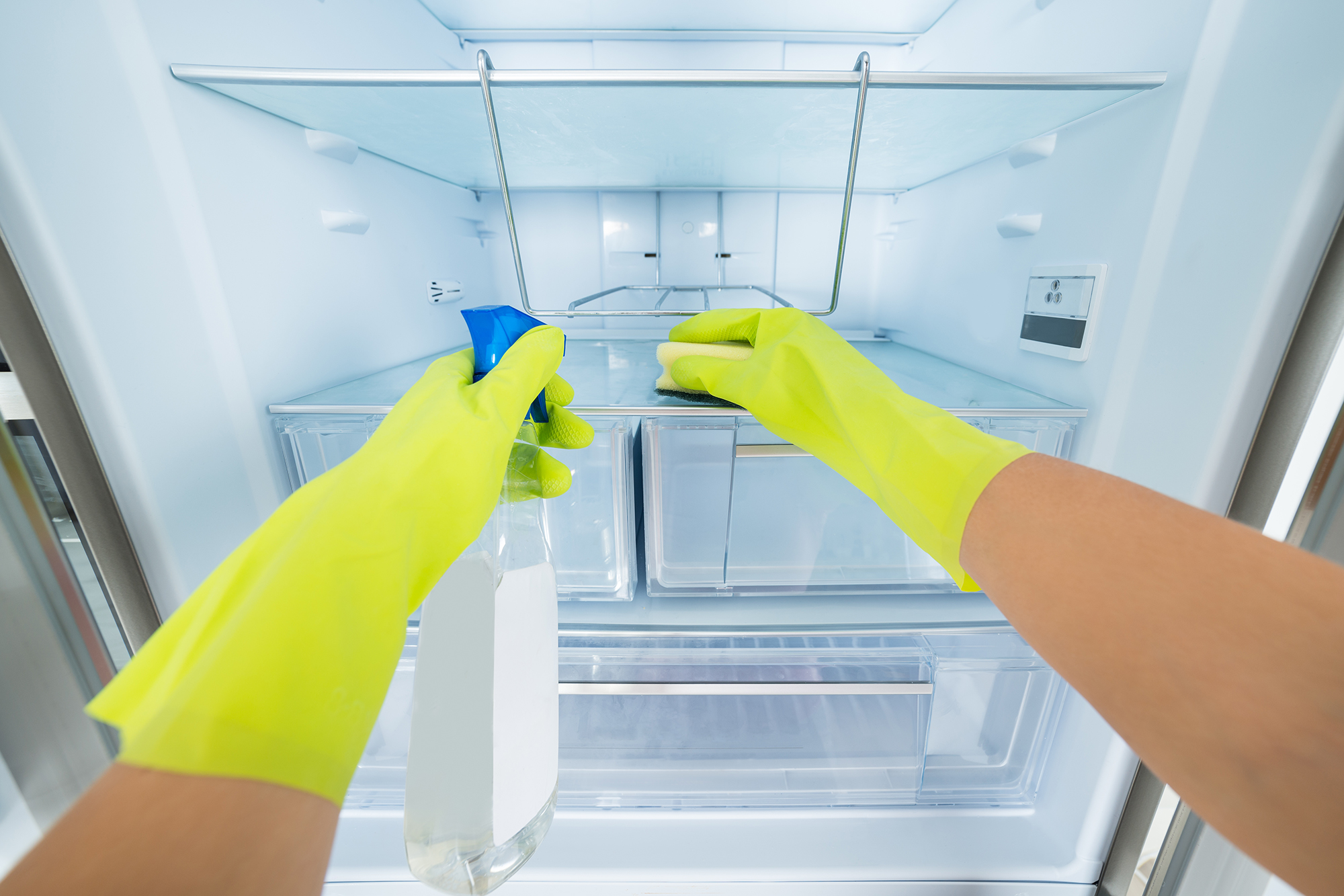 Kühlschrank putzen mit Desinfektionsmittel