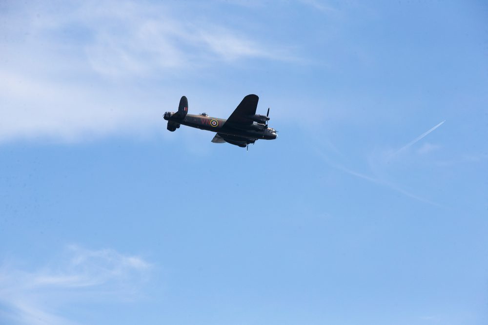 Bei dem entdeckten Flugzeugwrack handelt es sich um einen Lancaster-Bomber wie auf diesem Bild (Illustrationsbild von einem Gedenkflug am 4. Mai 2022, Nicolas Maeterlinck/Belga)