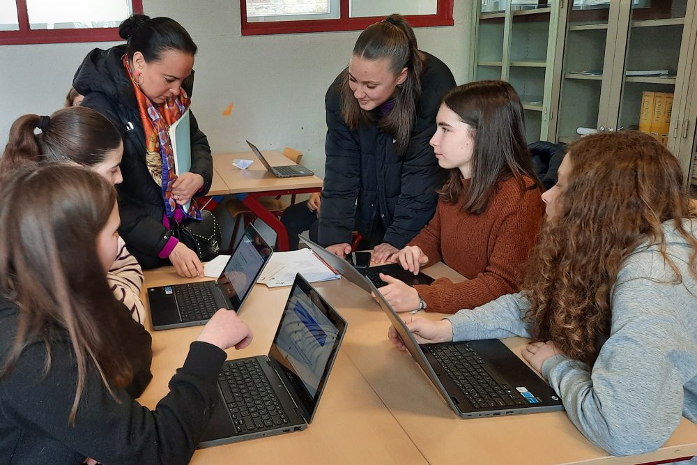 Unterrichtsministerin Lydia Klinkenberg mit Schülerinnen des Königlichen Athenäums St. Vith (Bild: Chantal Delhez/BRF)