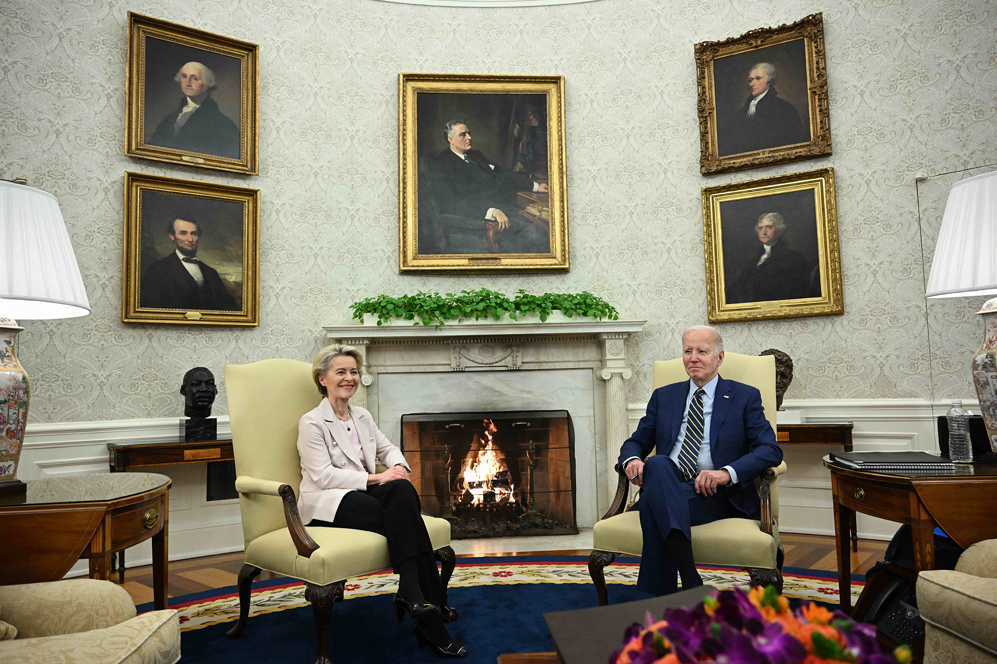 Ursula von der Leyen und Joe Biden (Bild: Mandel Ngan/AFP)
