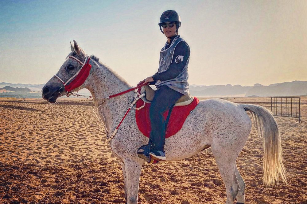 Die Rechter Reiterin Luisa Lejeune beim Rennen "Hüter der beiden Heiligen Moscheen" in Saudi-Arabien (Bild: Ibrahim Alsoghayer/Alpha 8 Equestrian)