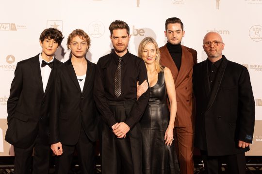 (vlnr.) Schauspieler Gustav De Waele, Schauspieler Eden Dambrine, Regiesseur Lukas Dhont, Schauspielerin Lea Drucker, Produzent Michiel Dhont und Schauspieler Angelo Tijssens im Februar beim Film Festival Ostende (Bild: James Arthur Gekiere/Belga)