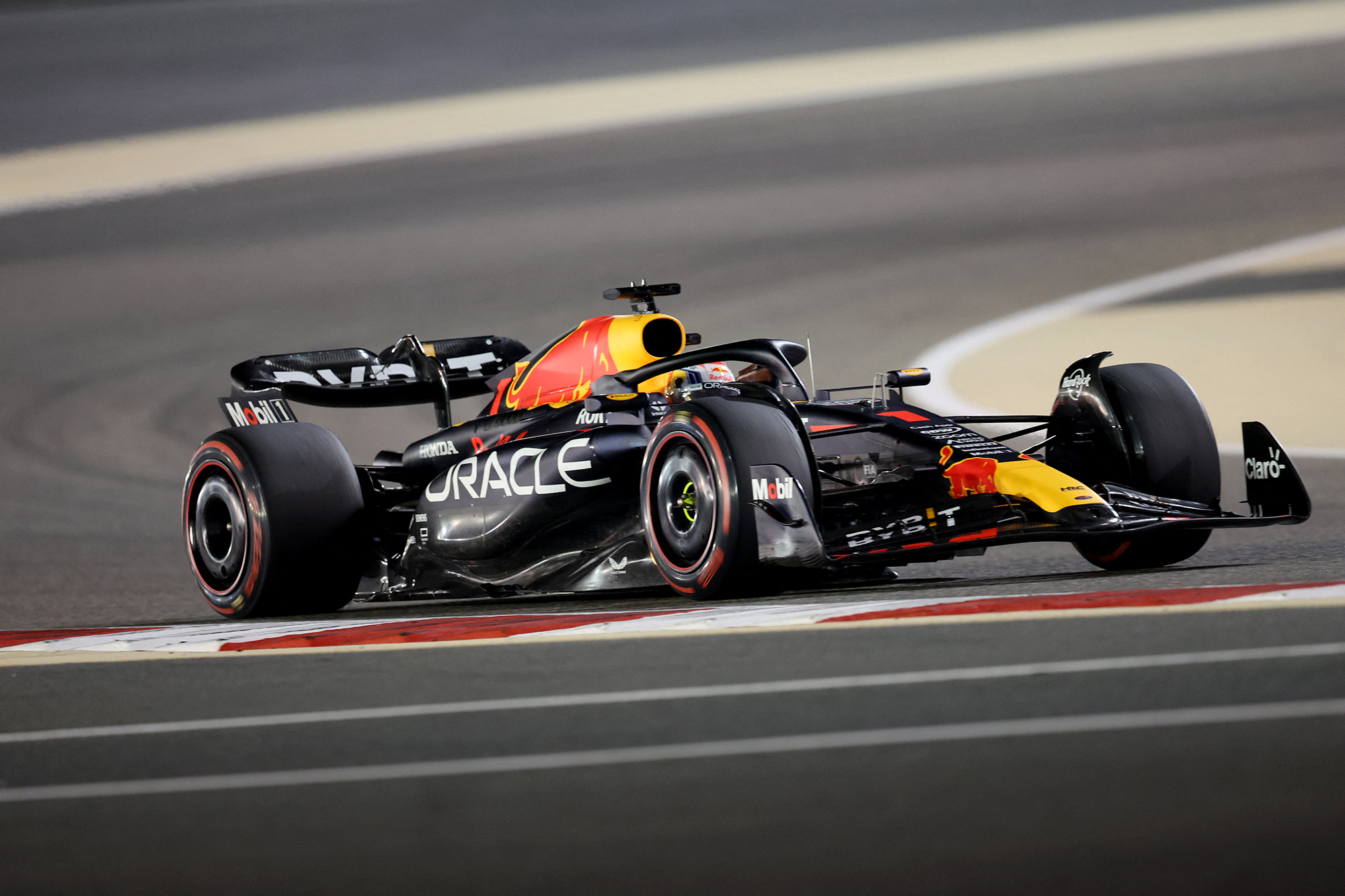 Der niederländische Red Bull Racing-Pilot Max Verstappen beim Formel-1-Grand-Prix von Bahrain (Bild: Giuseppe Cacace/AFP)