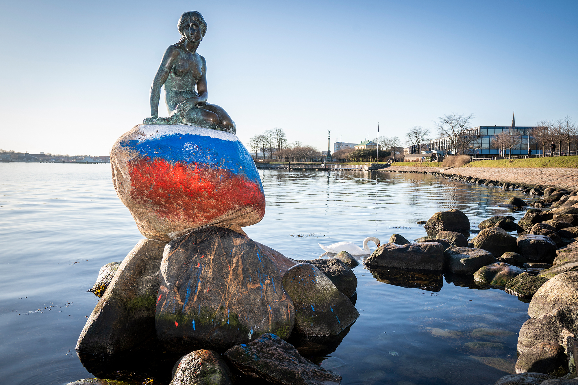 Kleine Meerjungfrau in Kopenhagen mit Farbe in den russischen Farben beschmiert