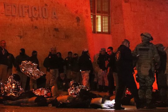 Feuerwehrleute und mexikanische Soldaten bei dem Rettungseinsatz in einer Einwanderungsstation in Ciudad Juarez im Bundesstaat Chihuahua (Bild: Herika Martinez/AFP)