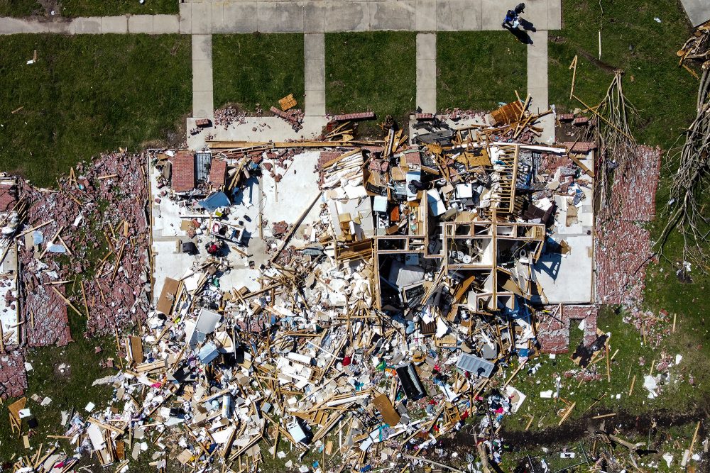 Luftaufnahme eines zerstörten Hauses in Rolling Fork, Mississippi, nach einem Tornado, der am 27. März in der Gegend niederging (Bild: Chandan Khanna/AFP)