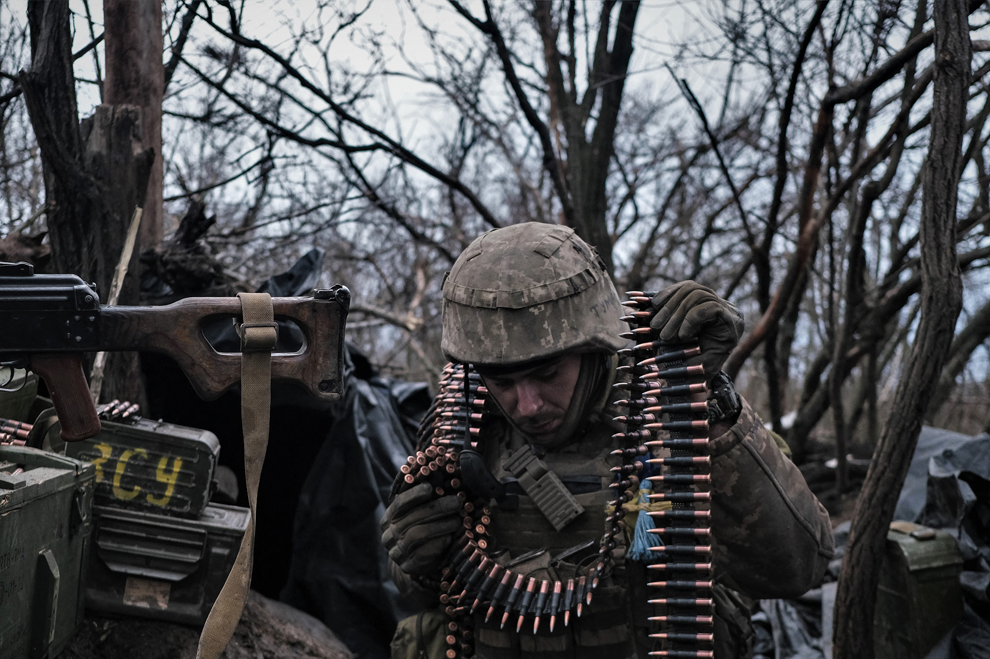 Ukrainischer Soldat mit Munition (Bild: Sergey Shestak/AFP)