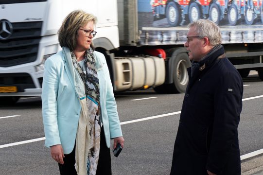 N62: Minister Philippe Henry macht sich vor Ort ein Bild und spricht mit Bürgermeisterin Marion Dhur (Bild: Stephan Pesch/BRF)
