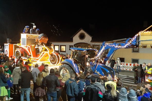 Nachtkarnevalszug in Grüfflingen (Bild: Manuel Zimmermann/BRF)
