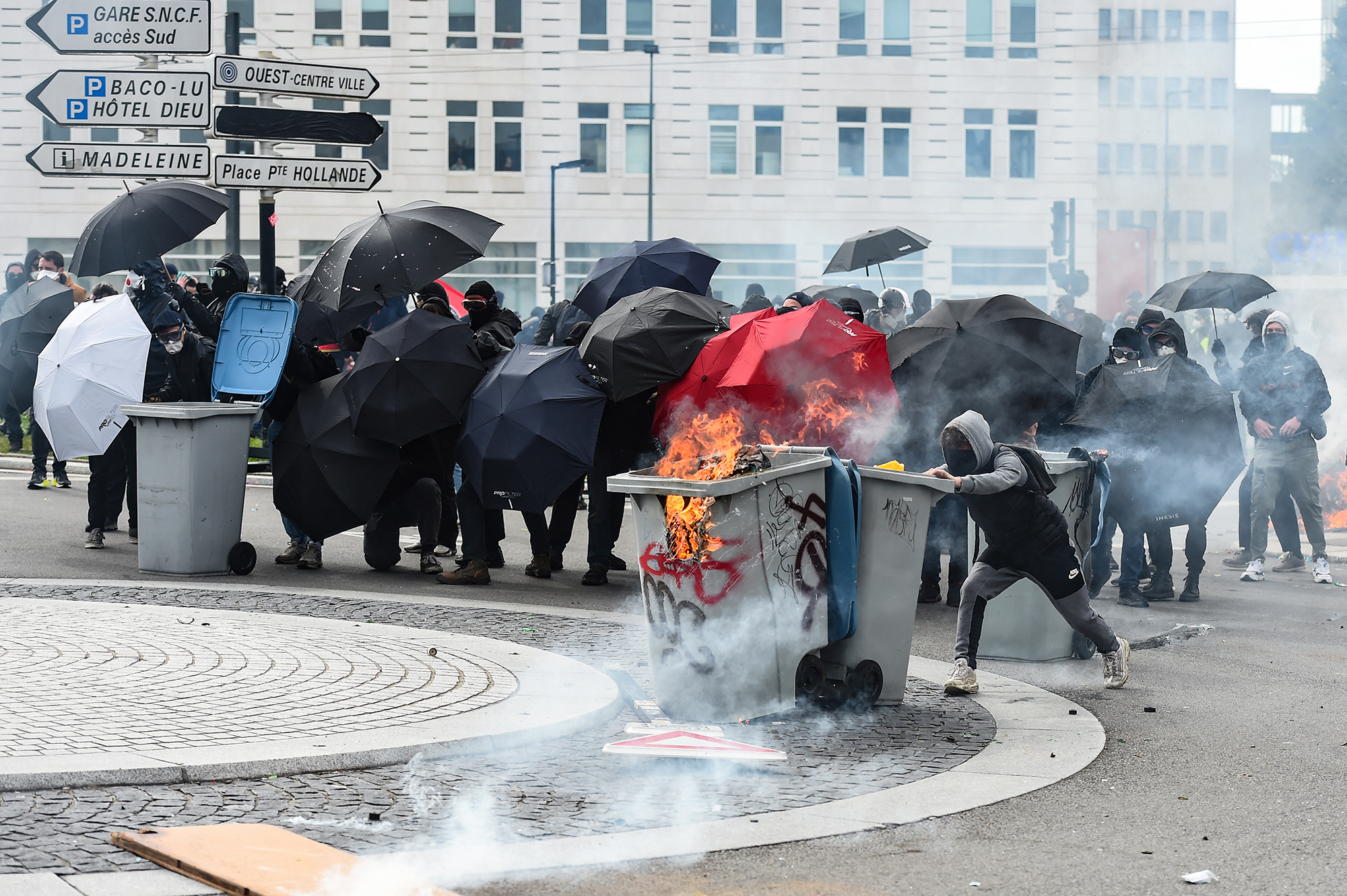 Proteste am Dienstag in Nantes gegen die Rentenreform (Bild: Sebastien Salom-Gomis/AFP)