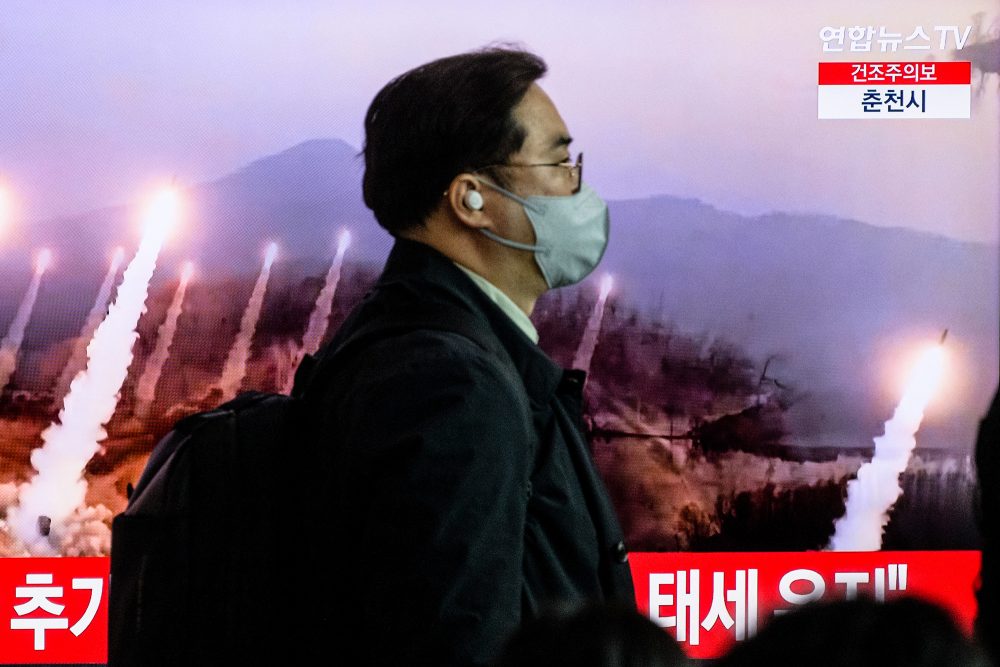 Aufnahmen im südkoreanischen Fernsehen zeigen den erneuten Raketentest Nordkoreas (Bild: Anthony Wallace/AFP)