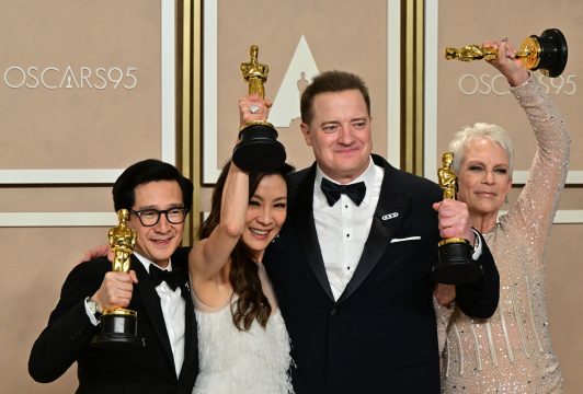 OScarpreisträger 2023 Ke Huy Quan (l), Michelle Yeoh, Jamie Lee Curtis (r), Brendan Fraser (Bild: Frederic J. Brown/AFP)