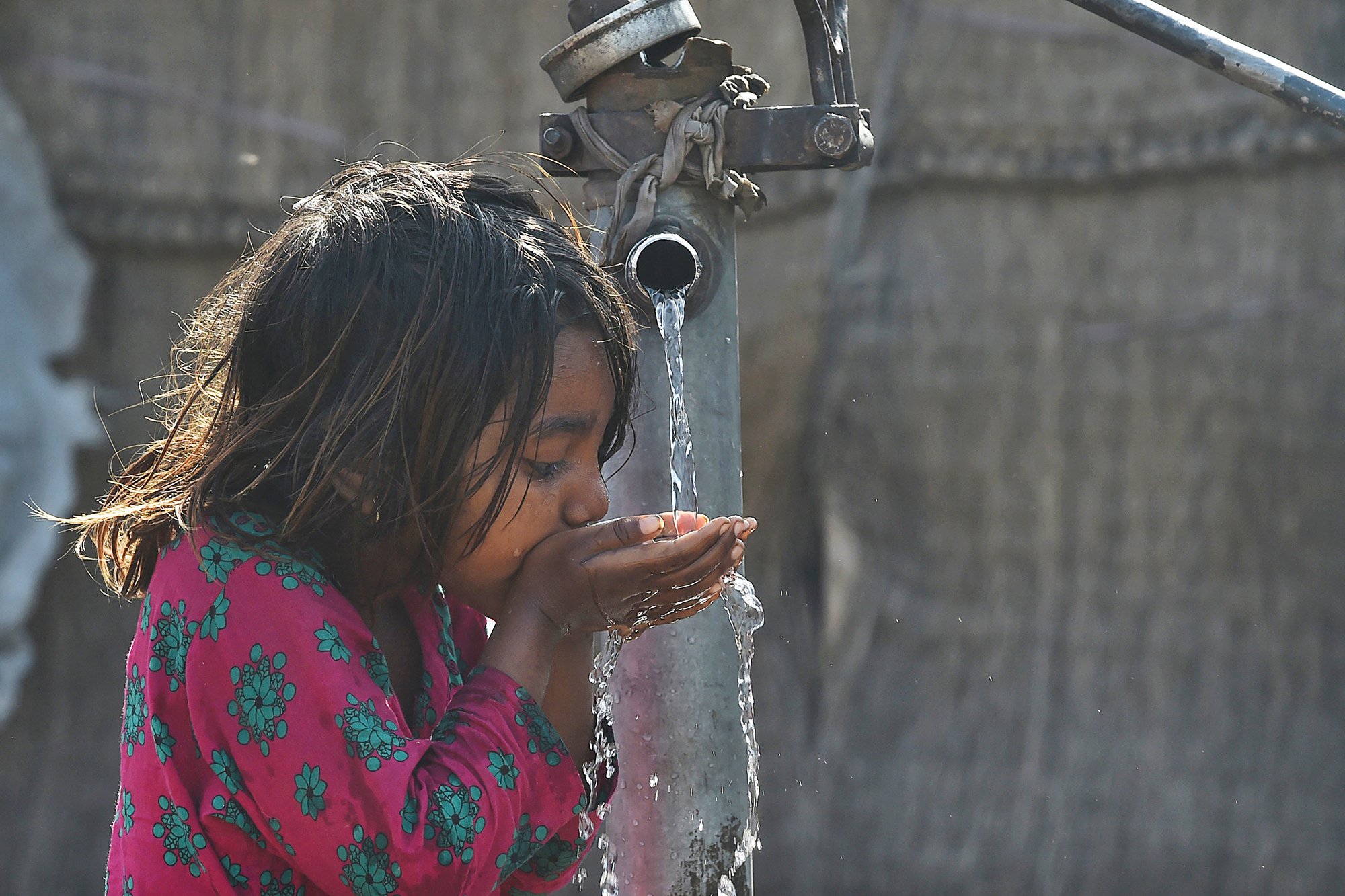 Sauberes Trinkwasser ist seit dem Hochwasser in Pakistan nicht mehr selbstverständlich (Archivbild: Arif Ali/AFP)