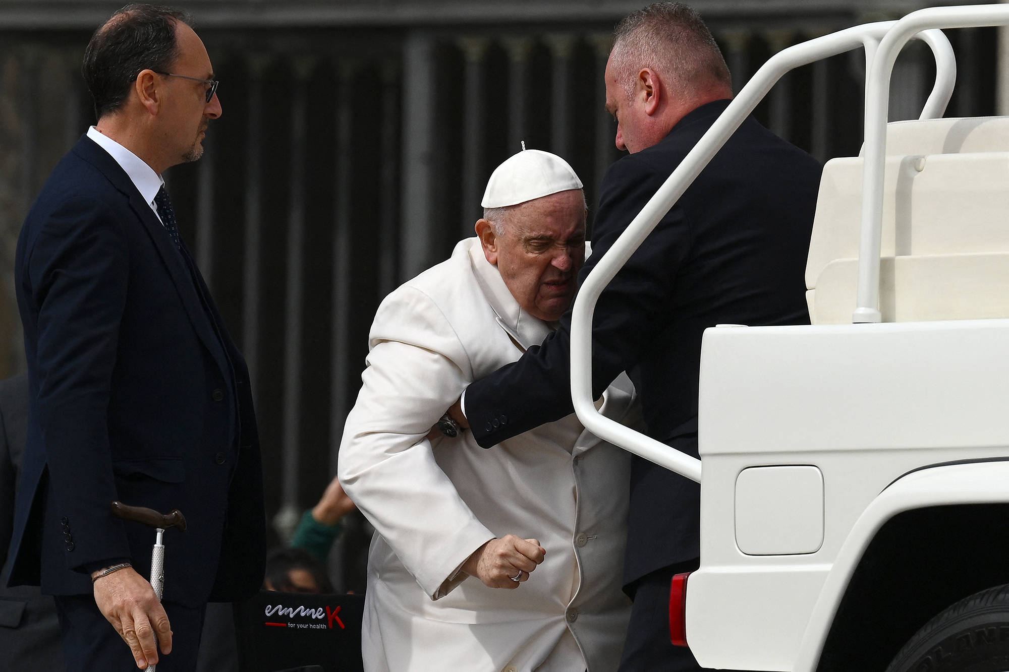 Papst Franziskus wird geholfen, als er am Mittwoch nach der wöchentlichen Generalaudienz auf dem Petersplatz im Vatikan aus dem Papamobil aussteigt (Bild: Vincenzo Pinto/AFP)