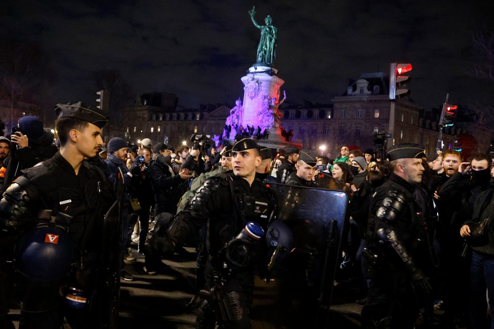 Französische Gendarmen und Demonstranten auf der Place de la Republique in Paris (Bild: Ludovic Marin/AFP)