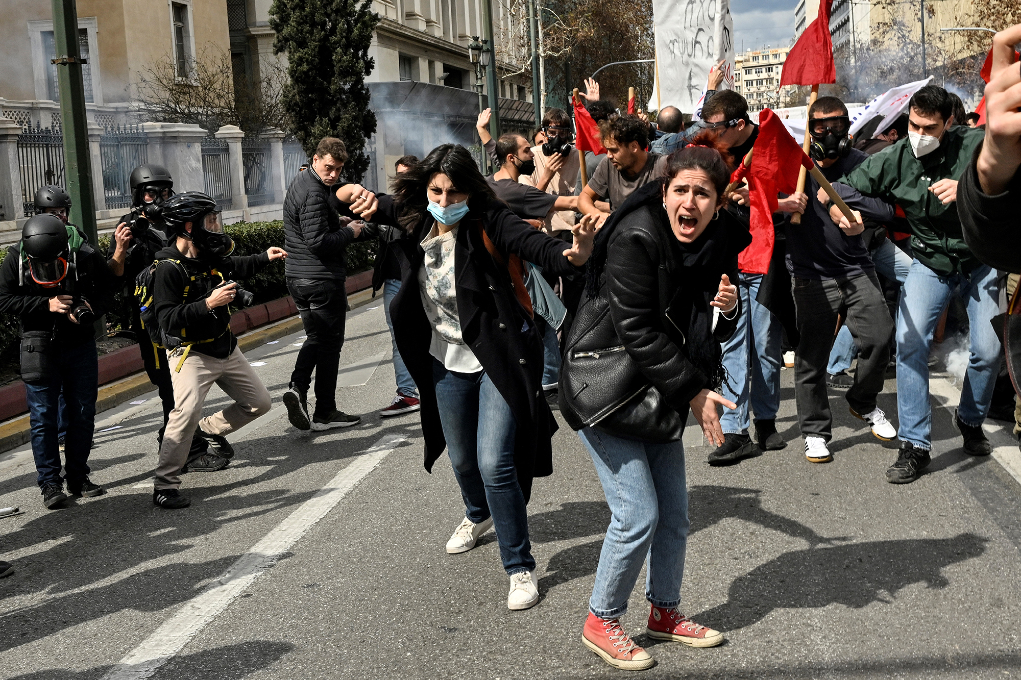 Demonstranten geraten während einer Massendemonstration in Athen am 5. März 2023 nach dem tödlichen Zugunglück am späten Abend des 28. Februar mit der Polizei aneinander (Bild: Louisa Gouliamaki/AFP)