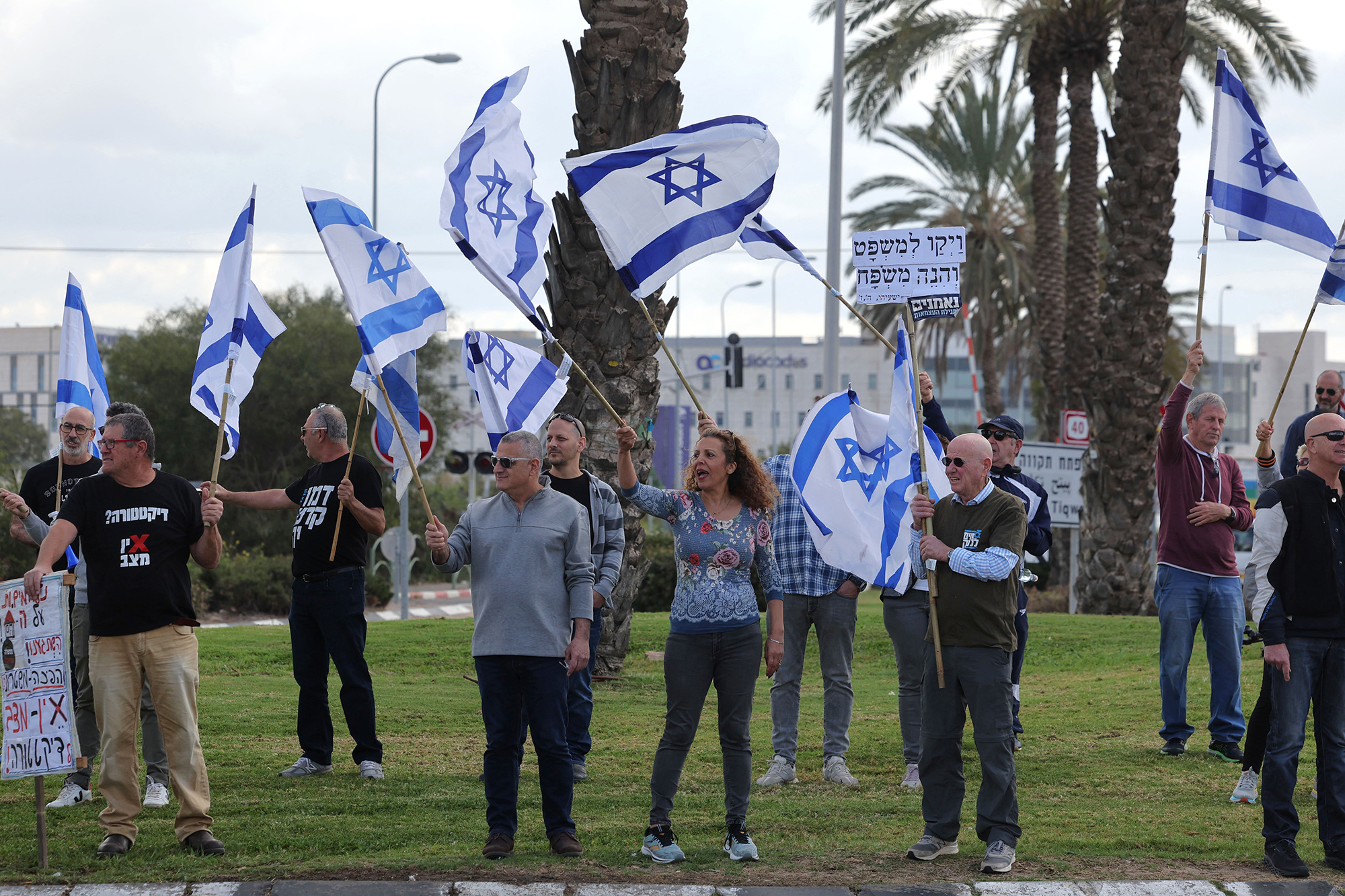 Protesttag gegen die Justizreform in Israel: Demonstranten blockieren den Flughafen Tel Aviv (Bild: Ahmad Gharabli/AFP)