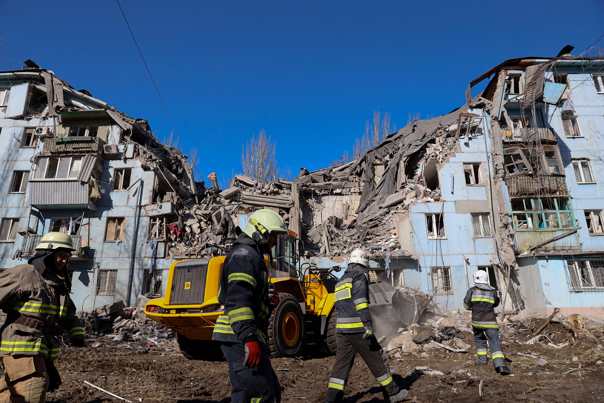 Ukrainische Rettungskräfte arbeiten an dem fünfstöckigen Wohnhaus, das nach einem Raketeneinschlag in Saporischschja am 2. März 2023 inmitten der russischen Invasion in der Ukraine zerstört wurde (Bild: Katerina Klochko/AFP)