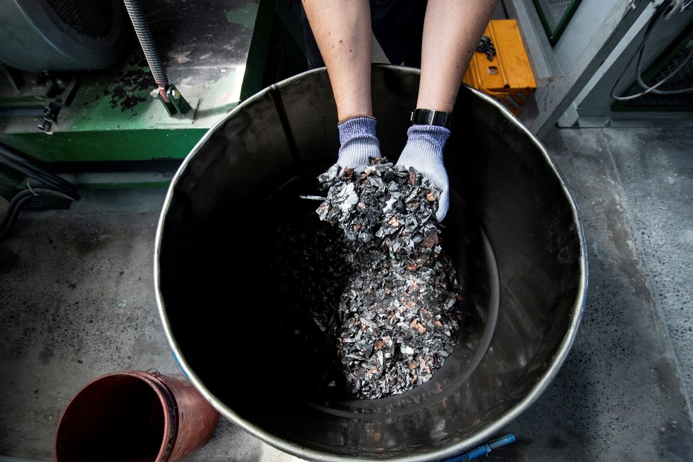 Recycling von Lithium-Batterien aus Handys, Computern oder Elektroautos in Costa Rica (Illustrationsbild: Ezequiel Becerra/AFP)