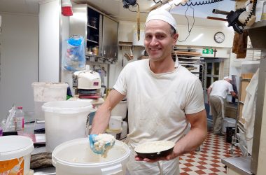 Bäcker Marco Kreitz macht den berühmten Reisfladen der Bäckerei Ofenfrisch in Eupen (Bild: Katrin Margraff/BRF)