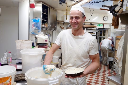 Bäcker Marco Kreitz macht den berühmten Reisfladen der Bäckerei Ofenfrisch in Eupen (Bild: Katrin Margraff/BRF)