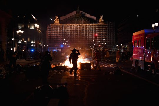 An der Place de l'Opera vor der Opera Garnier haben Protestler Mülltonnen angezündet (Bild: Christophe Archambault/AFP)