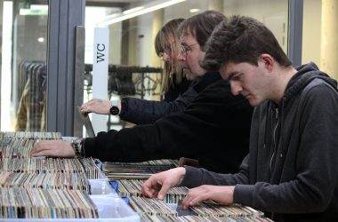 Eupener Schallplattenbörse zieht Musikliebhaber an (Bild: Andreas Lejeune/BRF)r an (Bild: Andreas Lejeune/BRF)