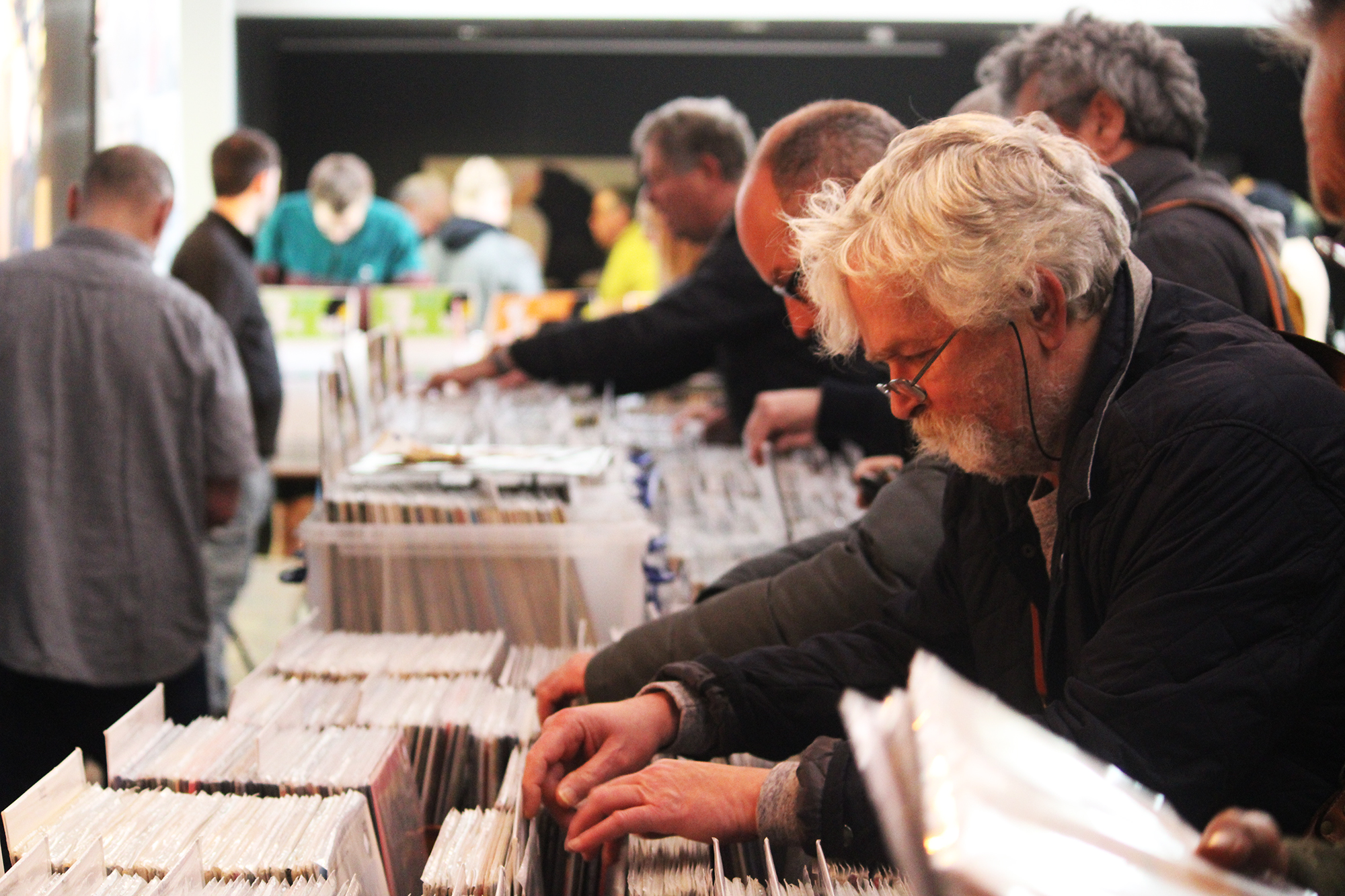 Eupener Schallplattenbörse zieht Musikliebhaber an (Bild: Andreas Lejeune/BRF)