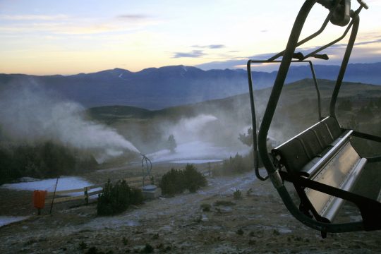 Schneekanonen (Bild: Raymond Roig/AFP)