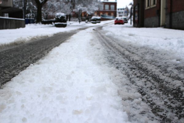 Verschneite Schulstraße in Eupen (Bild: Katrin Margraff/BRF)