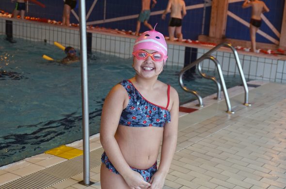 Schwimmunterricht für die Primarschüler aus Herbesthal in Worriken (Bild: Victoria Wolf/BRF)