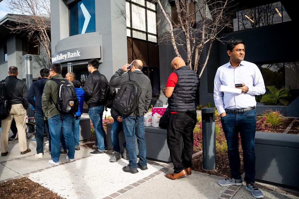 Kunden der Silicon Valley Bank stehen Schlange vor dem Hauptsitz in Santa Clara, Kalifornien (Bild: Noah Berger/AFP)