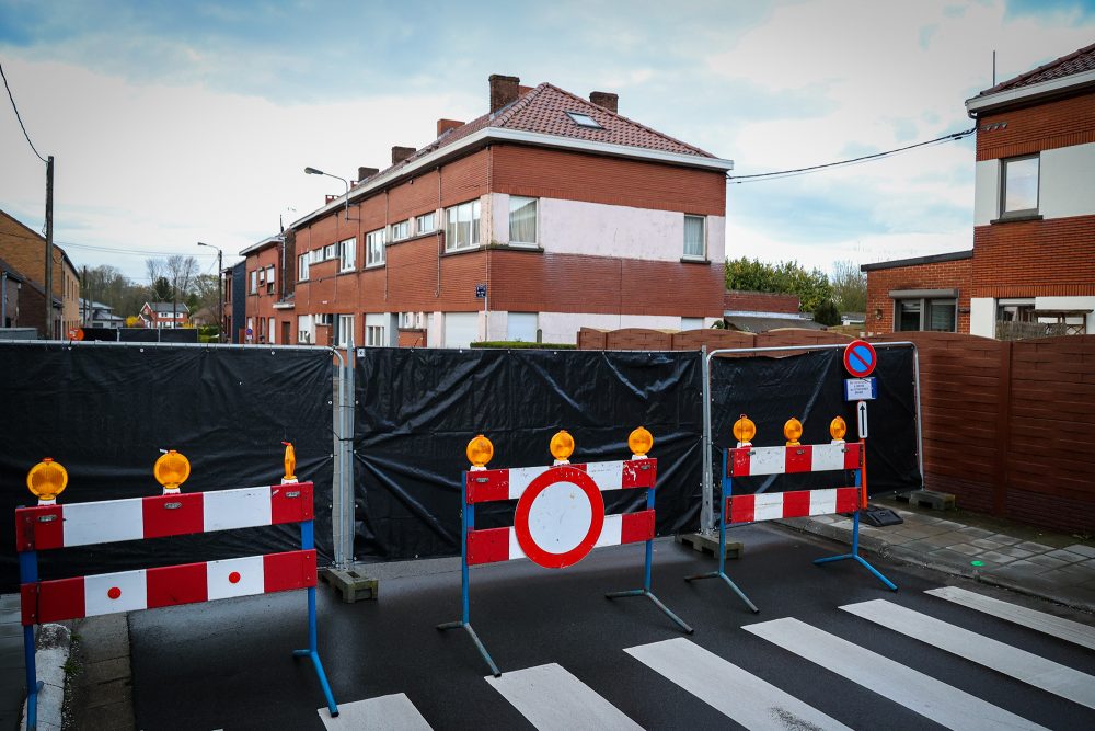 Für die Rekonstruktion des Karnevalsdramas von Strepy-Bracquegnies sind diverse Straßen in dem Ort gesperrt worden (Bild: Virginie Lefour/Belga)