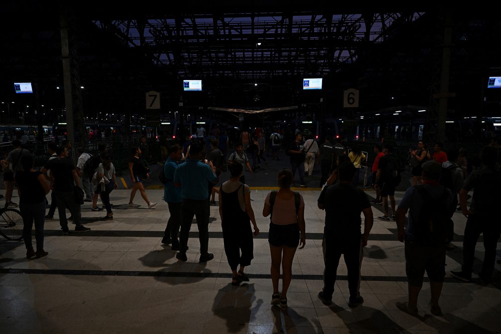 Pendler warten am Bahnhof Constitucion in Buenos Aires im Dunkeln (Bild: Luis Robayo/AFP)