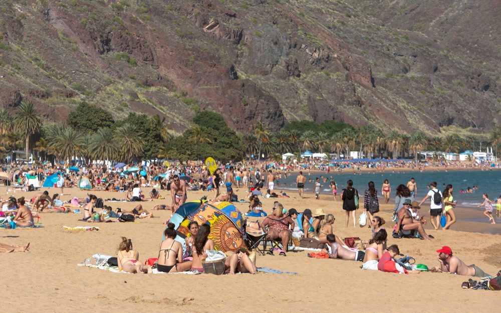 Voller Strand am Samstag in Santa Cruz auf Teneriffa (Bild: Desiree Martin/AFP)