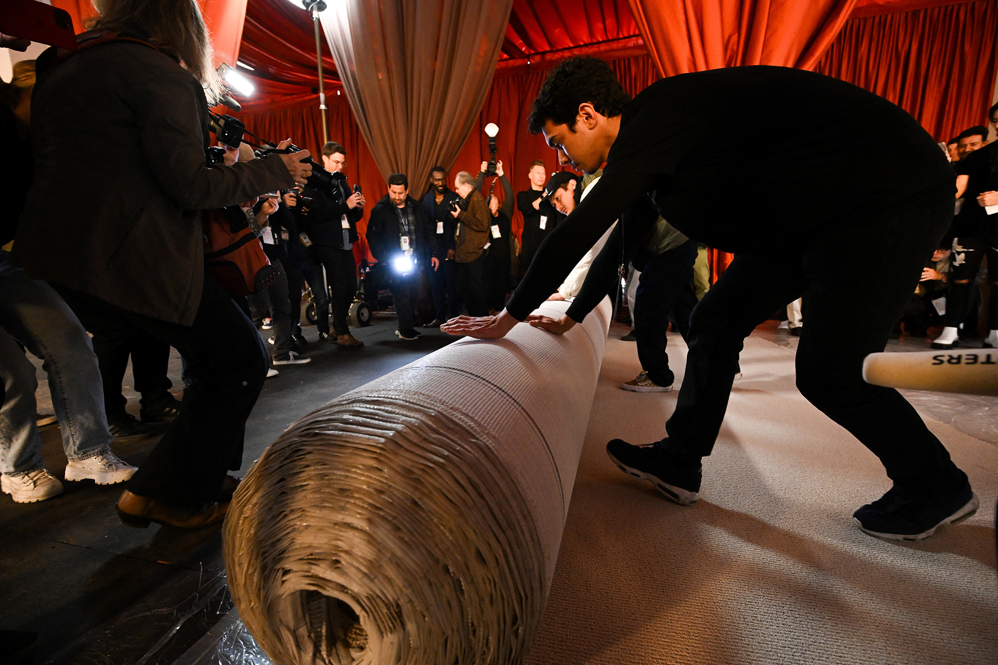 Ausrollen des "Champagner"-Oscar-Teppichs (Bild: Patrick T. Fallon/AFP)
