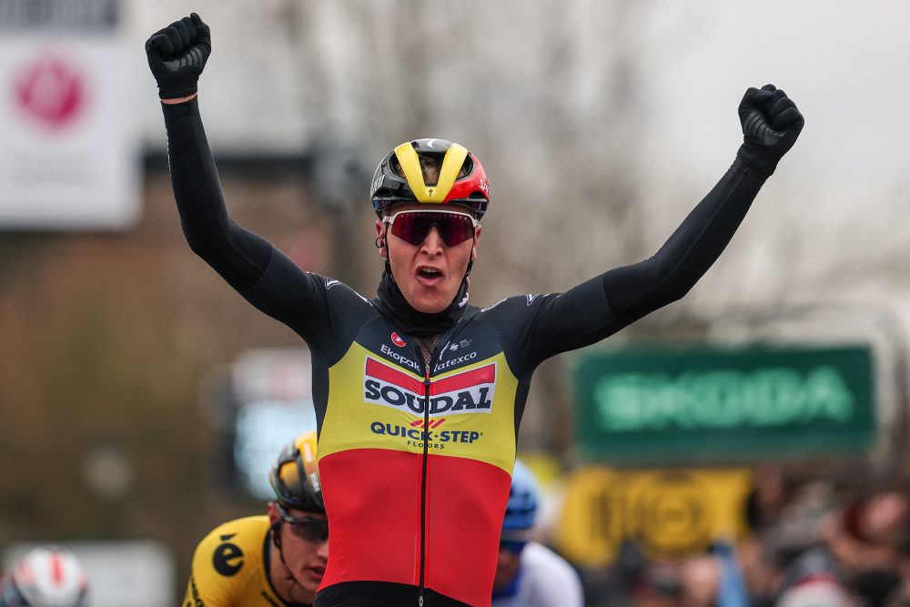 Tim Merlier von Soudal Quick-Step jubelt, als er die Ziellinie überquert und die erste Etappe der 81. Auflage des achttägigen Radrennens Paris-Nizza von und nach La Verriere über 169,4 km gewinnt (Bild: David Pintens/Belga)