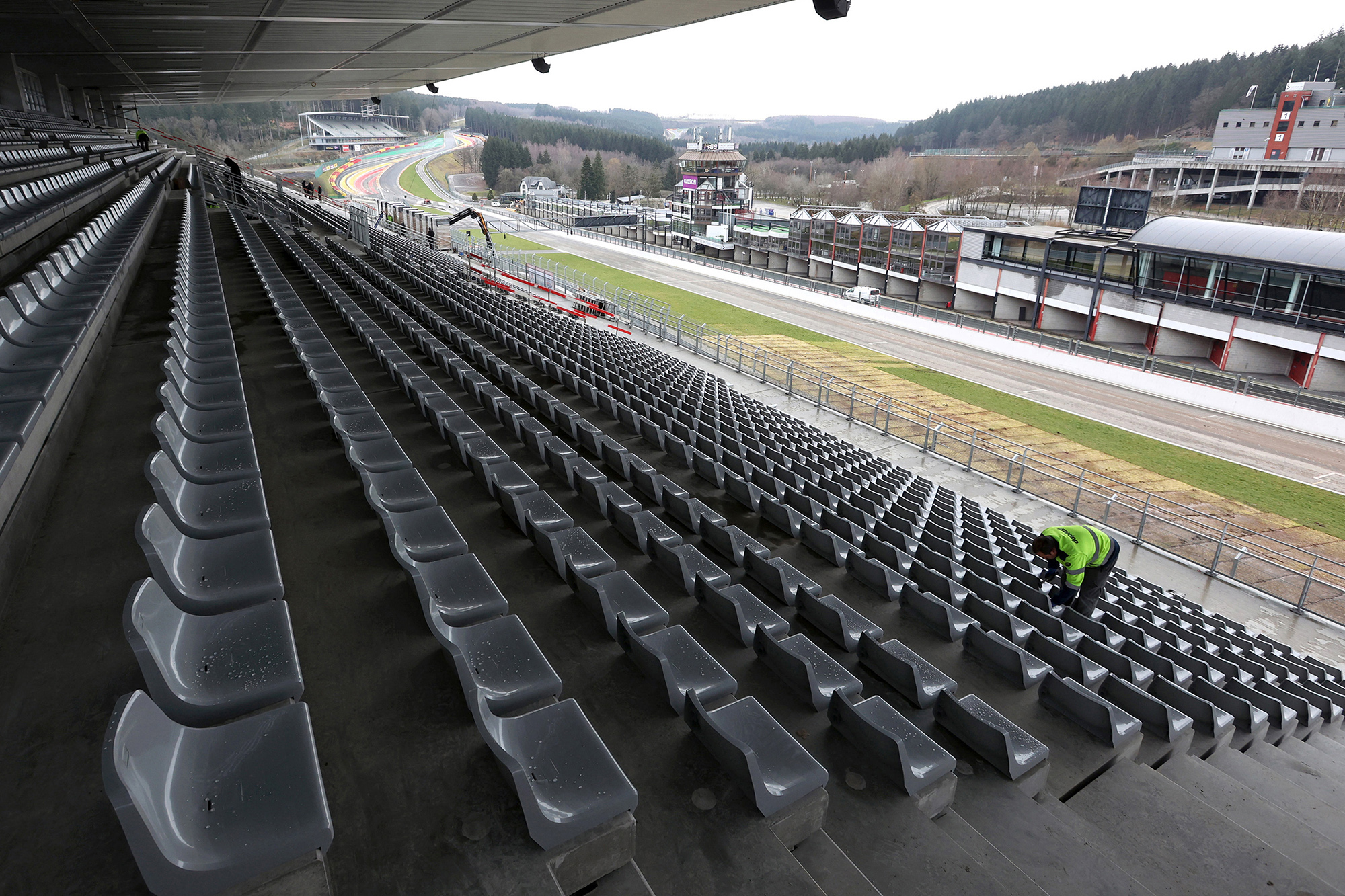 Die neue Tribüne an der alten Start-und-Ziel-Geraden - dort sieht man bis zum Raidillon (Bild: Circuit de Spa-Francorchamps)