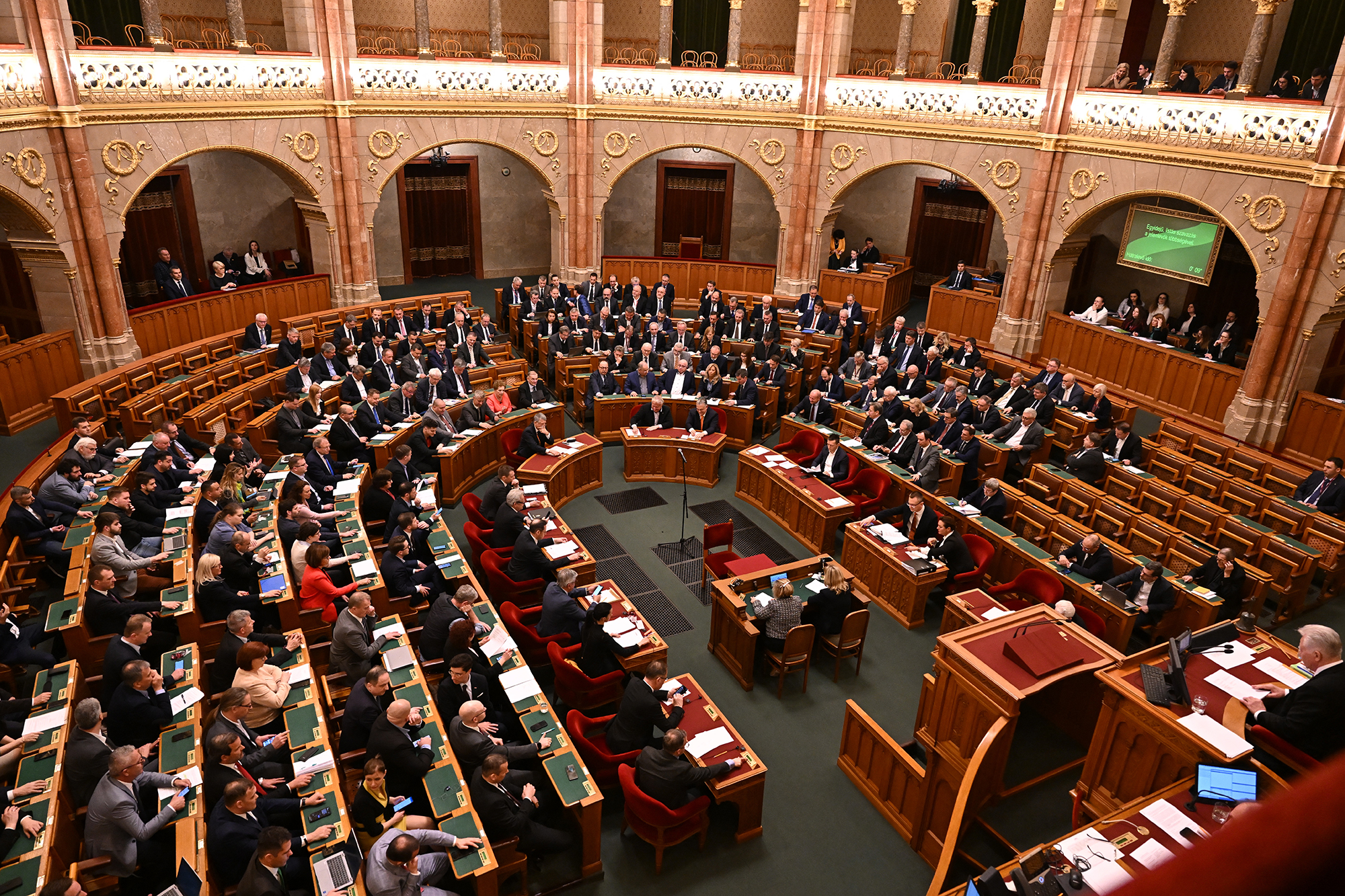 In der Parlamentssitzung am Montag haben die Abgeordneten des ungarischen Parlaments über den Nato-Beitritt Finnlands abgestimmt (Bild: Attila Kisbenedek/AFP)