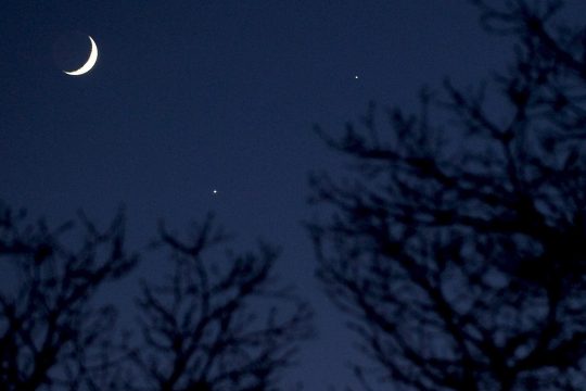 Venus, Jupiter und Mond zusammen am Nachthimmel von Massachusetts (Bild: Justin Lane/EPA)