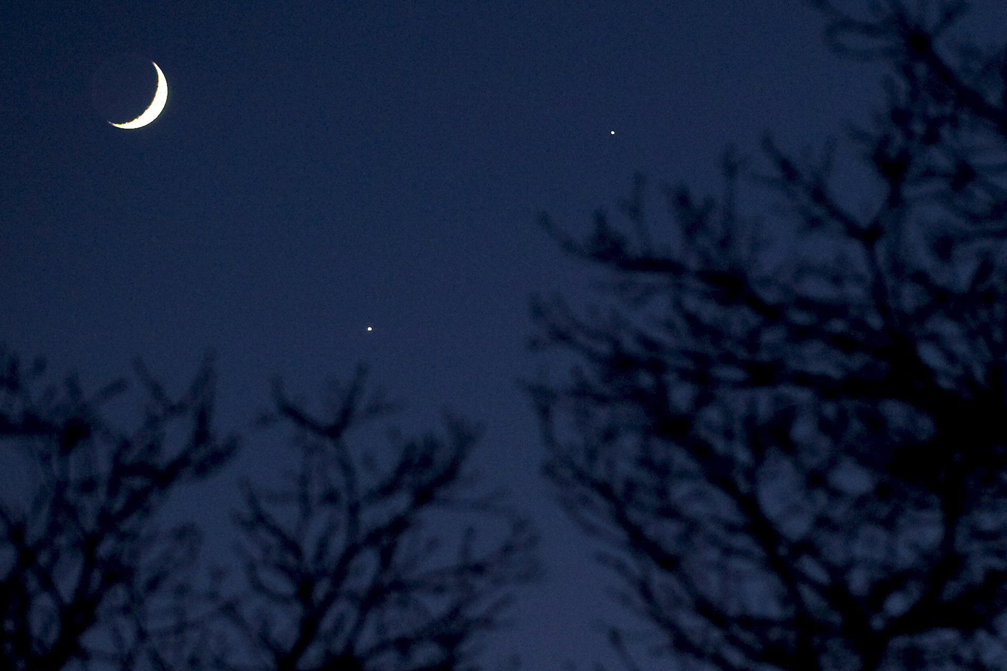 Venus, Jupiter und Mond zusammen am Nachthimmel von Massachusetts (Bild: Justin Lane/EPA)