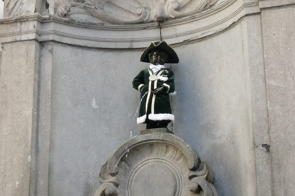 Manneken Pis in der Uniform der Confrerie de la Vervi-Riz (Bild: Gabriel Mitran/Belga)